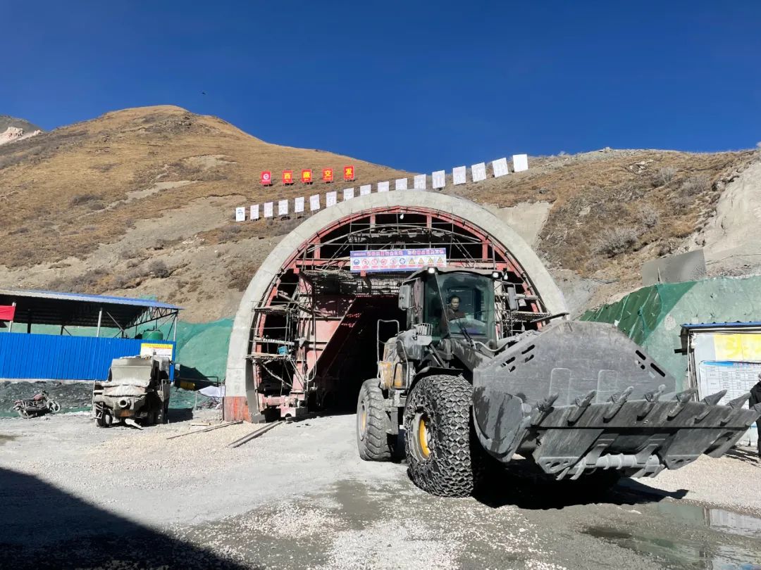 夏贡拉山隧道:工程建设已完成70%,明年有望竣工通车
