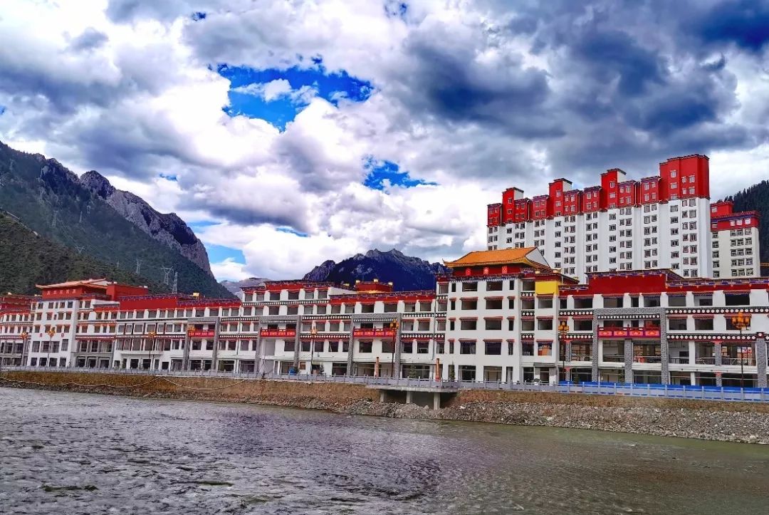 左贡:以珠然新区开发为样板开启三产服务业助力脱贫攻坚"快车道"