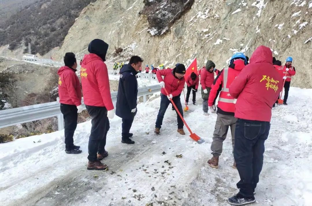 新春走基层我为群众办实事左贡县碧土乡党员干部职工清扫积雪保畅通