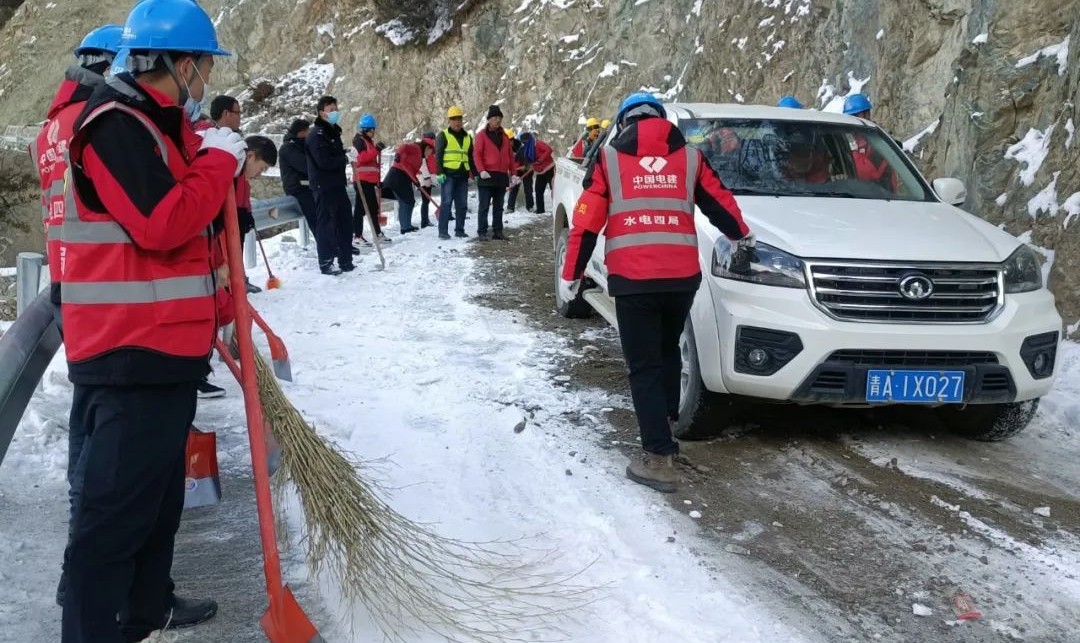 新春走基层我为群众办实事左贡县碧土乡党员干部职工清扫积雪保畅通